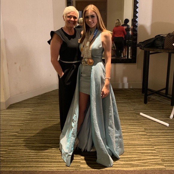 Meet your Posher, Dawn - Picture 2 of 3